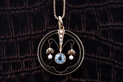 Lot 1 - An Edwardian aquamarine and pearl pendant necklace