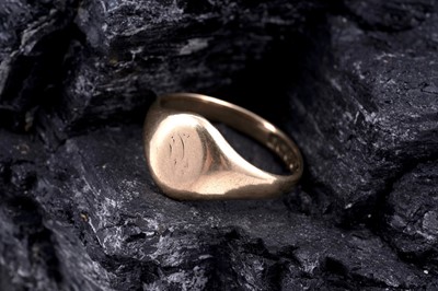 Lot 3 - An Edwardian 18ct gold signet ring