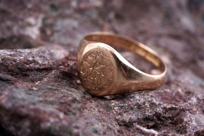 Lot 6 - A Victorian 18ct gold signet ring