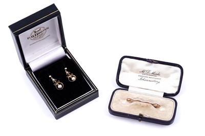Lot 7 - An early 20th Century Art Deco 15ct gold bar brooch, and a pair of pendant earrings