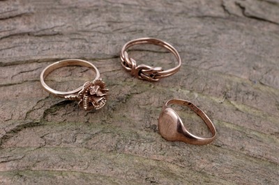 Lot 10 - Three gold rings, including: a Victorian 9ct gold signet ring