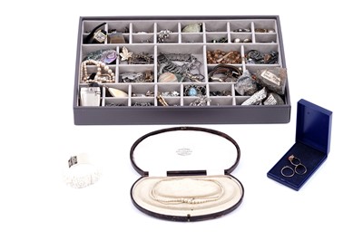 Lot 122 - Gold and costume jewellery, and specimen rocks