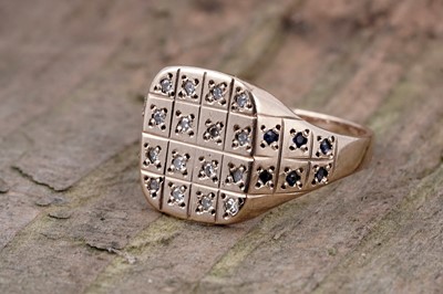 Lot 107 - A modern ruby, sapphire, and diamond signet ring