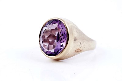 Lot 109 - A modern amethyst signet ring