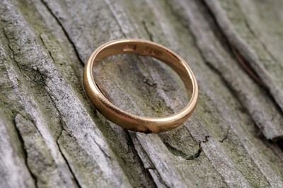 Lot 64 - An early 20th Century 22ct gold wedding band