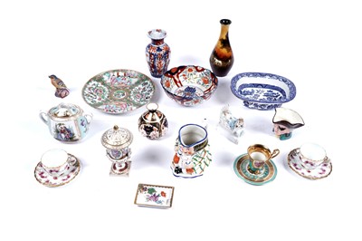 Lot 199 - A selection of ceramics