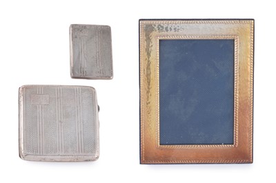 Lot 12 - A mixed lot including a George V silver cigarette case with engine-turned decoration