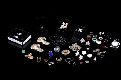 Lot 126 - Gold and costume jewellery