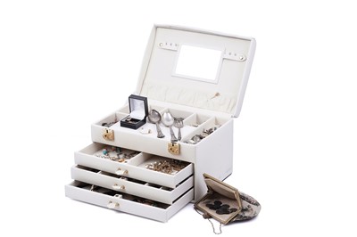 Lot 72 - Gold and other jewellery, contained within a jewellery box
