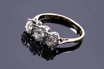 Lot 119 - A three-stone diamond ring