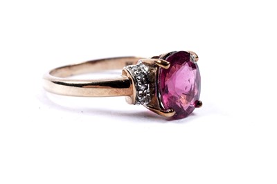 Lot 77 - A pink tourmaline and diamond ring