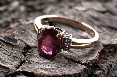 Lot 77 - A pink tourmaline and diamond ring