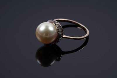 Lot 78 - A contemporary golden South Sea pearl and diamond ring