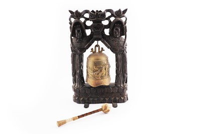 Lot 290 - A Chinese cast bronze bell
