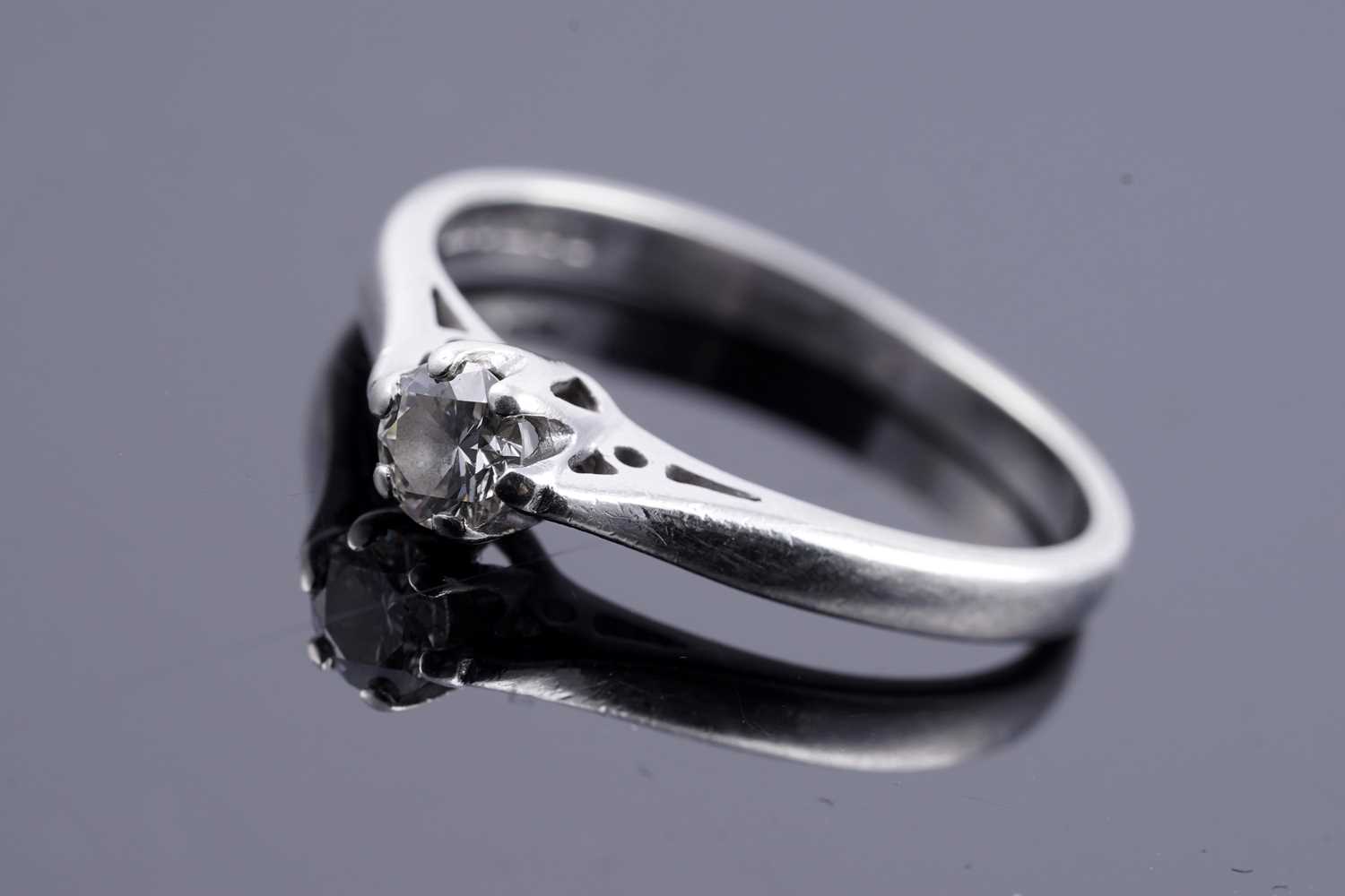 Lot 74 - A contemporary single stone diamond ring