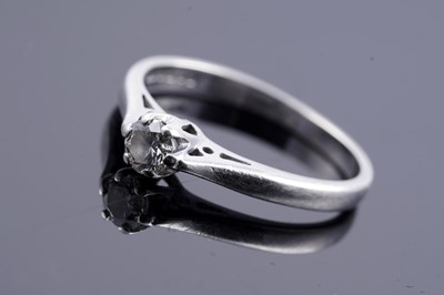 Lot 74 - A contemporary single stone diamond ring