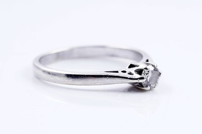 Lot 74 - A contemporary single stone diamond ring