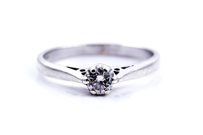 Lot 74 - A contemporary single stone diamond ring