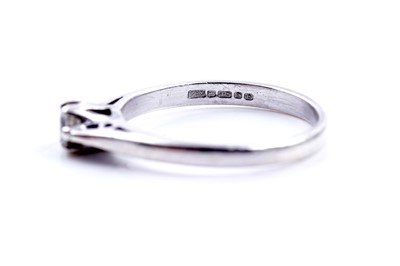 Lot 74 - A contemporary single stone diamond ring