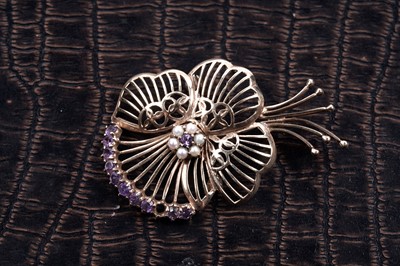 Lot 92 - A 1940s amethyst and seed pearl pansy pattern brooch