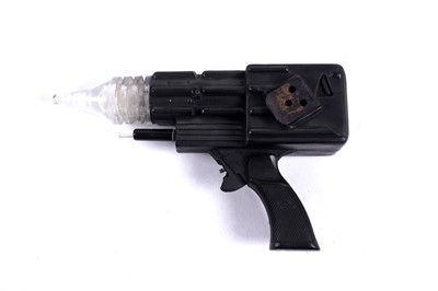 Lot 274 - A Doctor Who prop futuristic handgun
