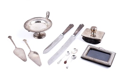 Lot 517 - Silver items, including an ink blotter, photograph frame, and cake slices