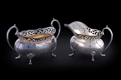 Lot 21 - An Elizabeth II silver cream jug and matching sugar basin