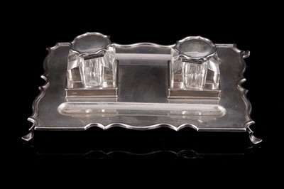 Lot 527 - An Edwardian silver ink standish
