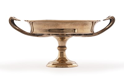 Lot 94 - An Edwardian small silver gilt two-handled cup