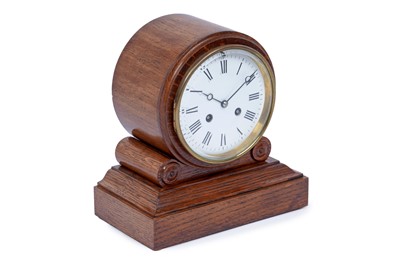 Lot 184 - An early 20th Century oak 8-day mantel clock