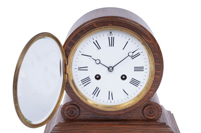 Lot 184 - An early 20th Century oak 8-day mantel clock