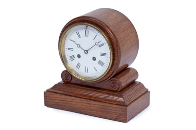 Lot 184 - An early 20th Century oak 8-day mantel clock
