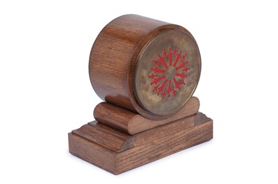 Lot 184 - An early 20th Century oak 8-day mantel clock