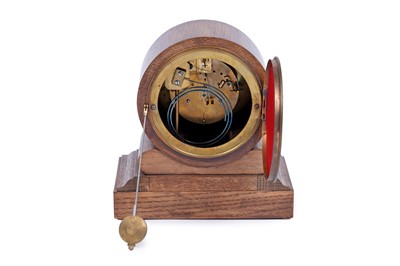 Lot 184 - An early 20th Century oak 8-day mantel clock