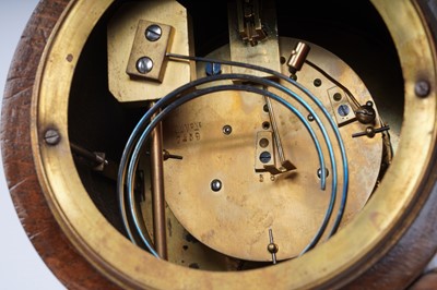 Lot 184 - An early 20th Century oak 8-day mantel clock