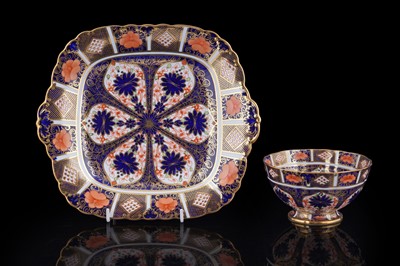 Lot 189 - Royal Crown Derby 1206 'Imari' pattern sugar bowl and cake plate