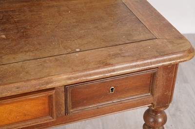 Lot 28 - An early 20th Century French mahogany desk