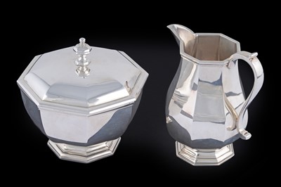 Lot 16 - An Elizabeth II silver octagonal cream jug and matching sugar bowl and cover