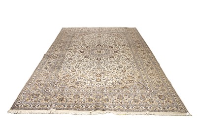 Lot 566 - A fine hand-knotted Persian Kashan carpet