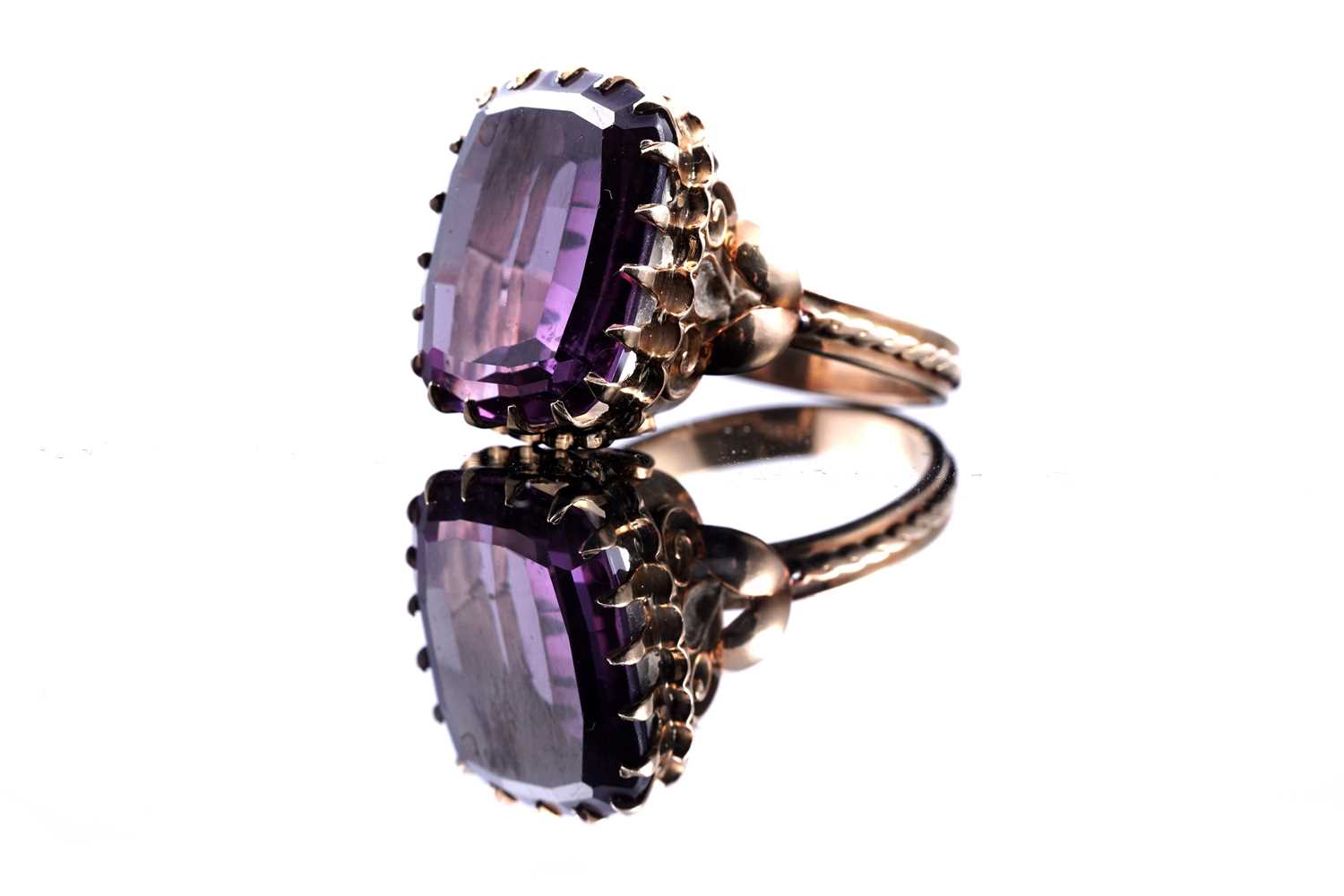 Lot 75 - A synthetic colour change sapphire cocktail ring