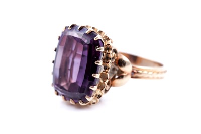 Lot 75 - A synthetic colour change sapphire cocktail ring