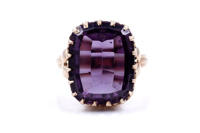 Lot 75 - A synthetic colour change sapphire cocktail ring