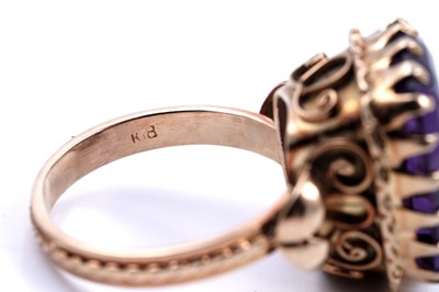 Lot 75 - A synthetic colour change sapphire cocktail ring