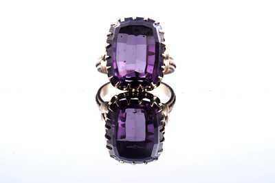 Lot 75 - A synthetic colour change sapphire cocktail ring