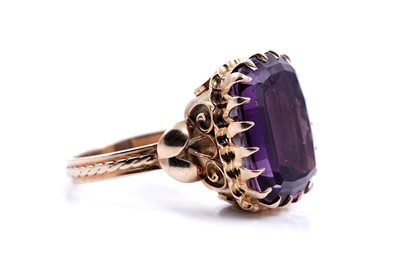 Lot 75 - A synthetic colour change sapphire cocktail ring