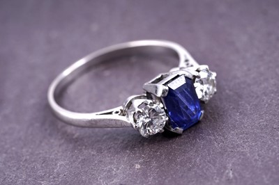 Lot 513 - A sapphire and diamond ring