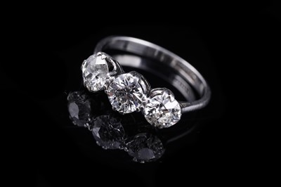 Lot 516 - A three-stone diamond ring