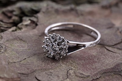 Lot 517 - A diamond cluster ring