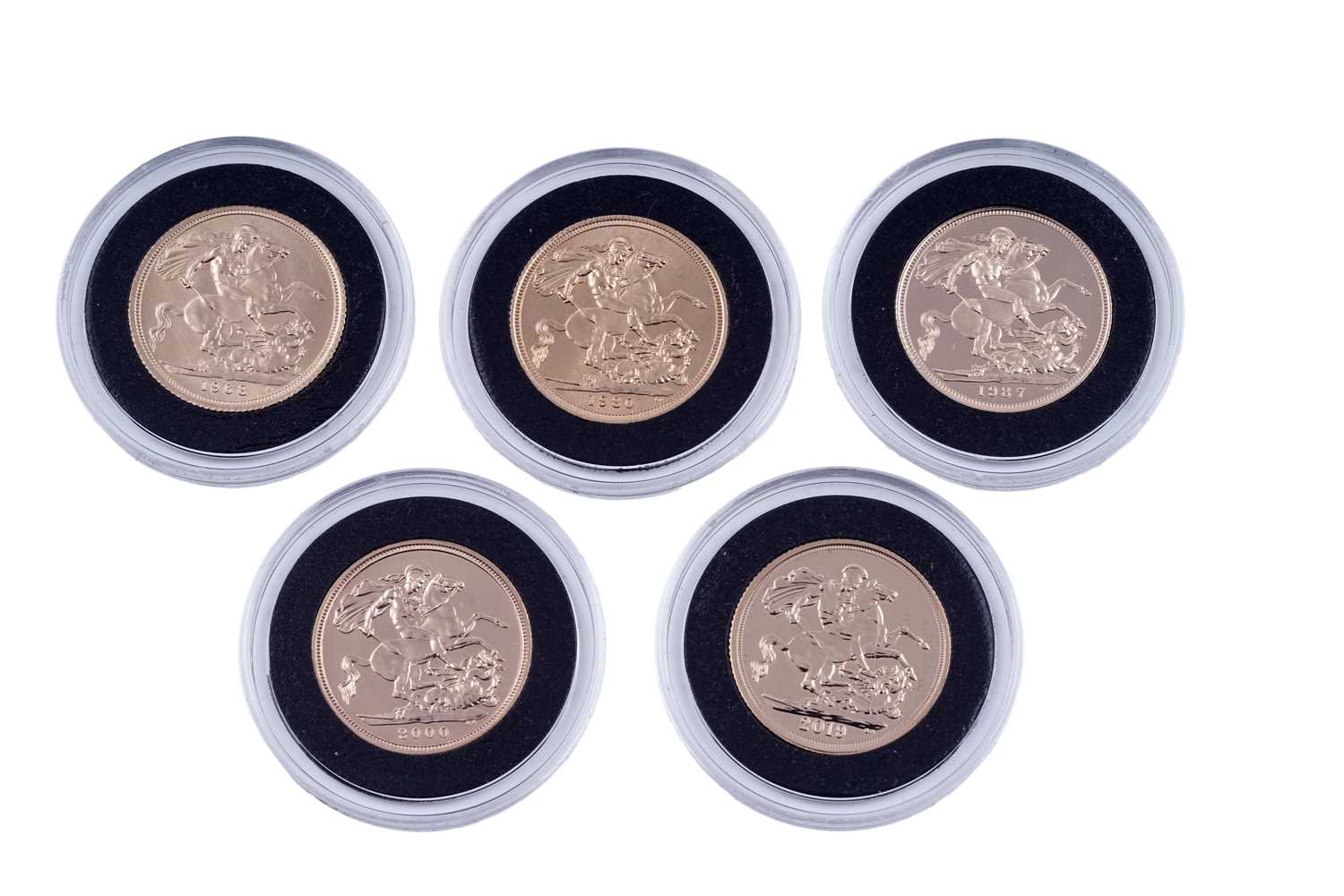 Lot 172 - Hattons of London Queen Elizabeth II five portraits gold sovereign set