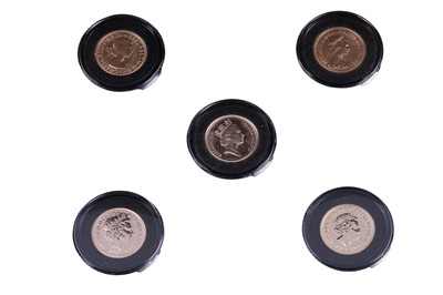 Lot 172 - Hattons of London Queen Elizabeth II five portraits gold sovereign set